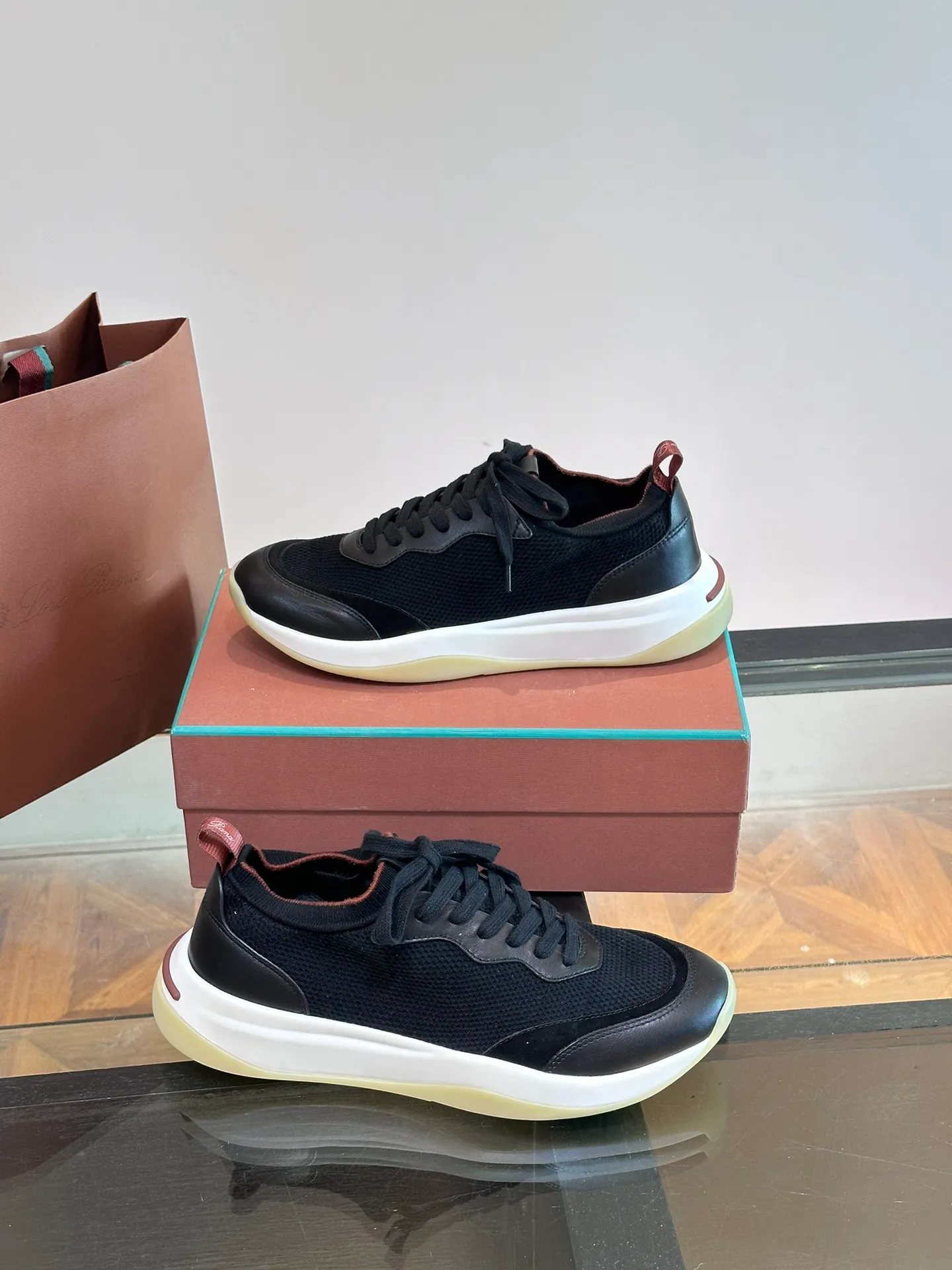 Factory price: 500💰Loro men's shoes💰iana/nuoyoupiana 410 L men's shoes💰 Walk Wish men's sneakers. This sneaker redefines the iconic 360 L men's shoes from a modern perspective💰, using a new shape and a wider silhouette design to create an extraordinary comfortable wearing experience. The ultra-light sole creates a charming modern aesthetic, with a classic slip-on construction and extra laces to wrap your foot for comfort. Smooth calfskin and wool pique knit uppers are paired with a combination suede calfskin lining and logo calfskin foot pads for ultimate comfort and breathability. The toe is inlaid with soft suede embellishments, the heel has contrasting line details, and is matched with an EVA foam and rubber outsole. The upper foot is light, soft and shock-absorbing, making it suitable for daily wear in all seasons. Comes with a full set of original packaging and complete information! Size: 39-44 (45, 46 can be customized)
